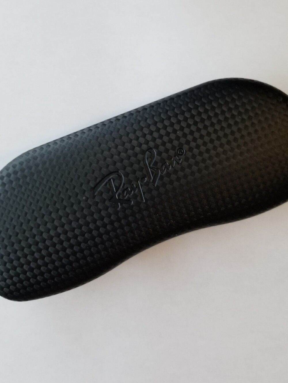 ❗Ray-Ban Hard Clamshell Textured Sunglass Case in Black❗